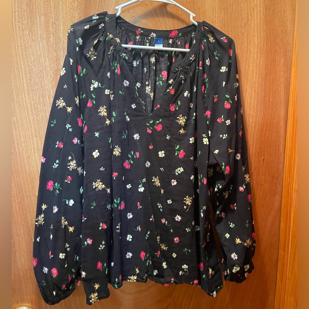 V Neck ladies top from old Navy Black with different color flowers Never Worn